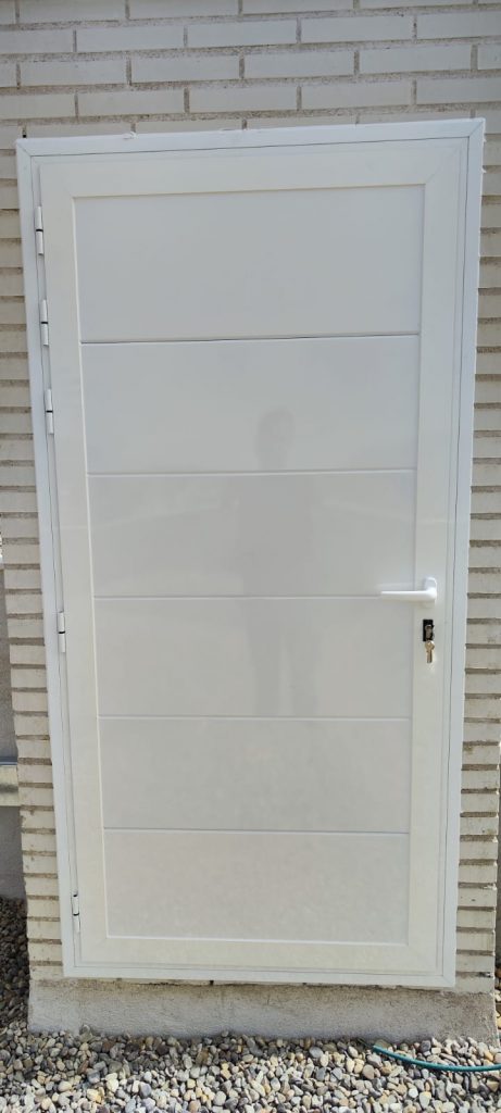 Puerta de acceso aluminios Romoli