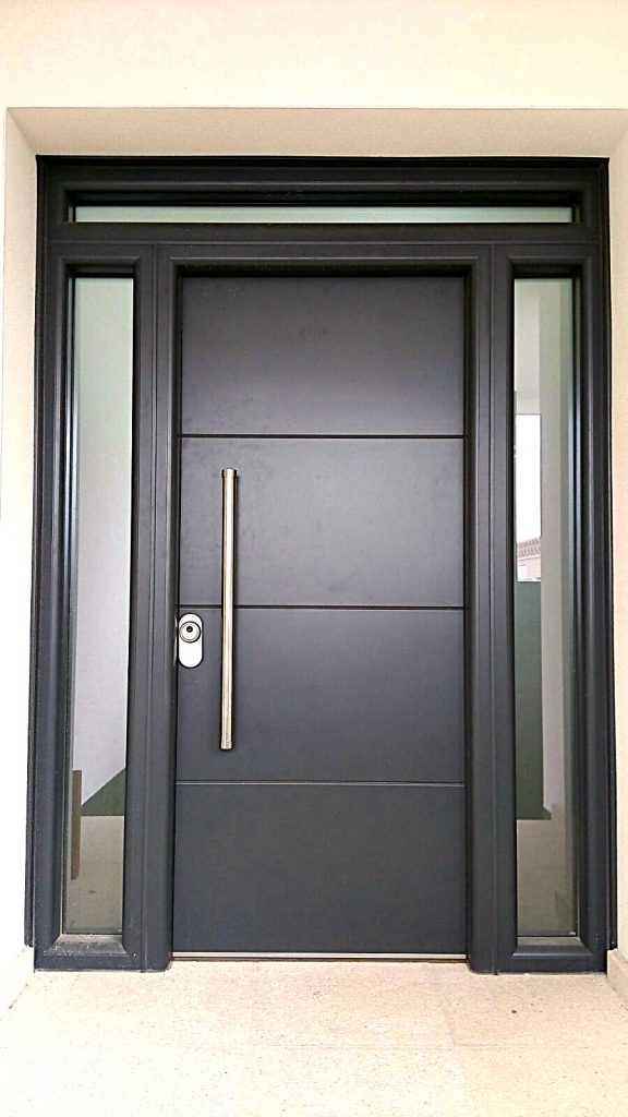 Puerta de entrada principal negra Aluminos Romoli Torrijos Toledo Madrid
