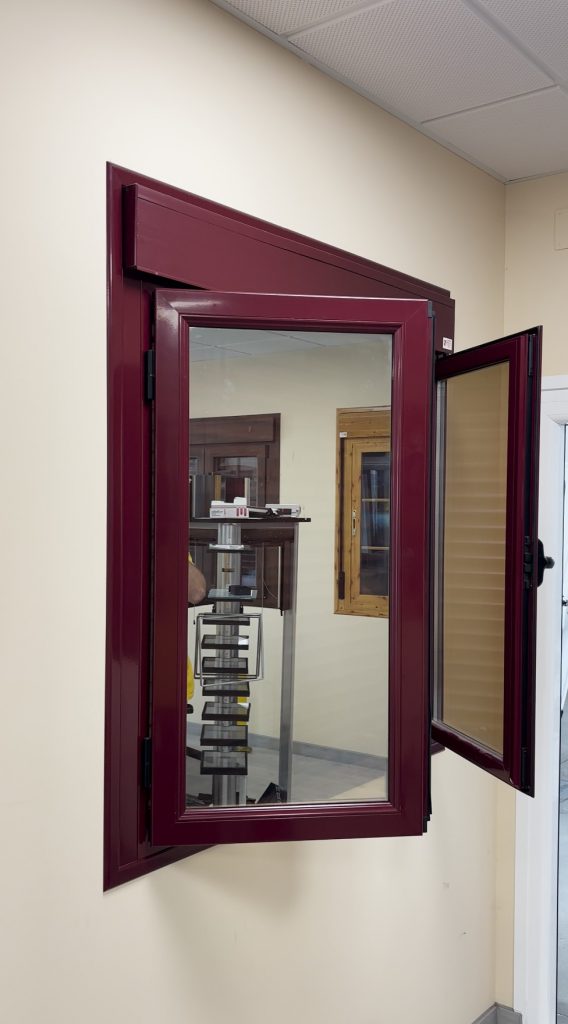 Ventana abatible en aluminio o PVC Aluminios Romoli Torrijos Toledo Madrid exposición_2