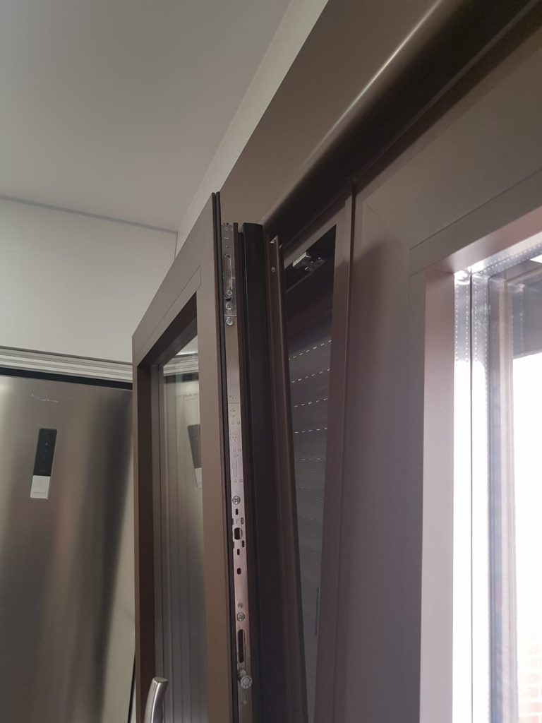 Ventana de aluminio o PVC oscilobatiente Carpintería de aluminio Romoli en Torrijos, Toledo y Madrid